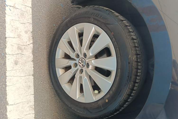 Used Volkswagen Lavida 2013 Revised Version 1.4 TSI DSG Comfort Edition Right Front Wheel Hub