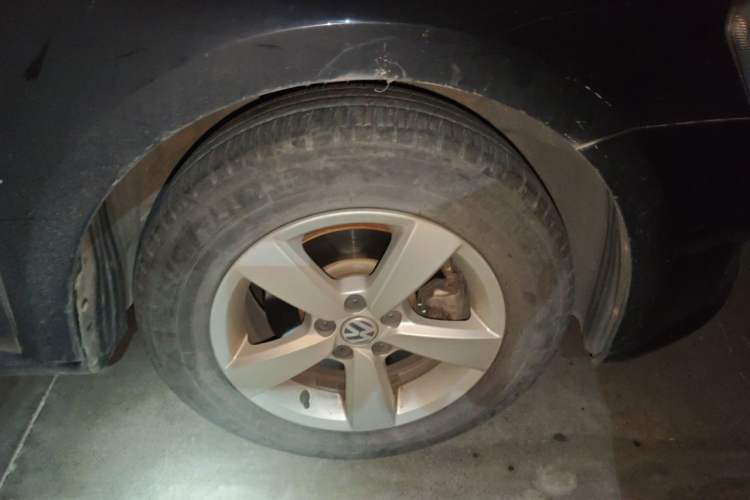 Used Volkswagen Lavida 2013 Revised Classic 1.6L Automatic Fashion Edition Right Front Wheel Hub