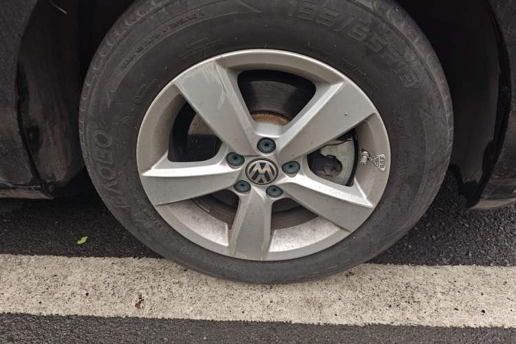 Used Volkswagen Lavida 2013 Revised Classic 1.6L Manual Fashion Edition Right Front Wheel Hub