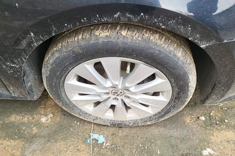 Used Volkswagen Lavida 2013 Restyled Classic 1.6L Manual Comfort Edition Right Front Wheel Hub