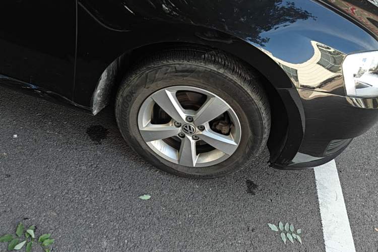 Used Volkswagen Lavida 2013 Revised Classic 1.6L Manual Fashion Edition Right Front Wheel Hub