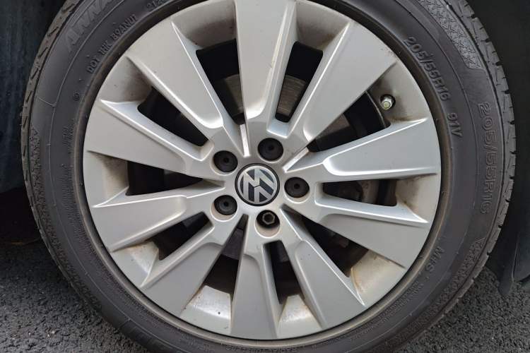Used Volkswagen Lavida 2013 Restyled Classic 1.6L Automatic Comfort Edition Right Front Wheel Hub