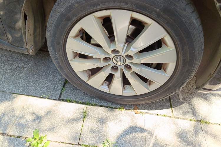 Used Volkswagen Lavida 2013 1.6L Automatic Comfort Edition Right Front Wheel Hub