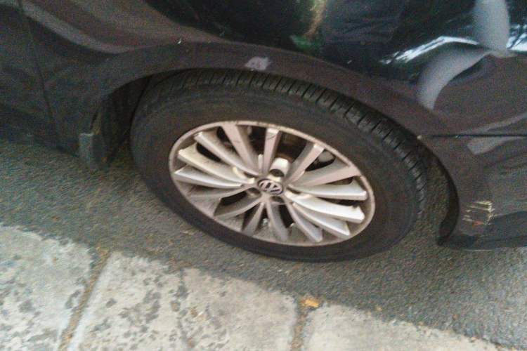 Used Volkswagen Lavida 2013 1.6L Automatic Luxury Edition Right Front Wheel Hub