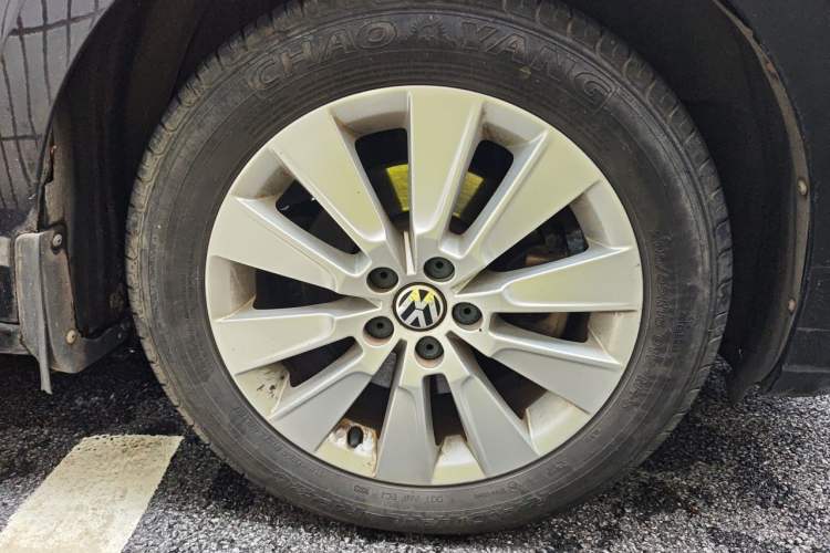 Used Volkswagen Lavida 2013 Restyled Classic 1.6L Manual Comfort Edition Right Front Wheel Hub