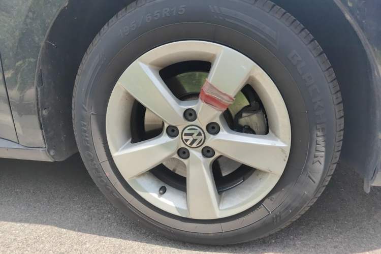 Used Volkswagen Lavida 2013 Revised Classic 1.6L Manual Fashion Edition Right Front Wheel Hub