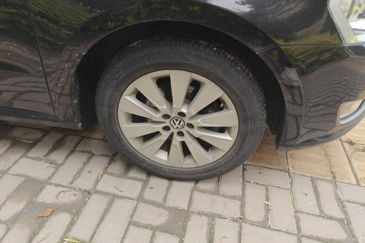 Used Volkswagen Lavida 2013 Restyled Classic 1.6L Manual Comfort Edition Right Front Wheel Hub