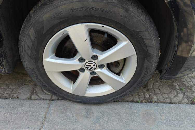 Used Volkswagen Lavida 2013 Revised Classic 1.6L Manual Fashion Edition Right Front Wheel Hub