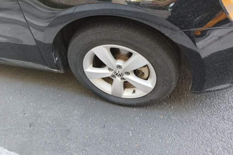 Used Volkswagen Lavida 2013 Revised Classic 1.6L Automatic Fashion Edition Right Front Wheel Hub