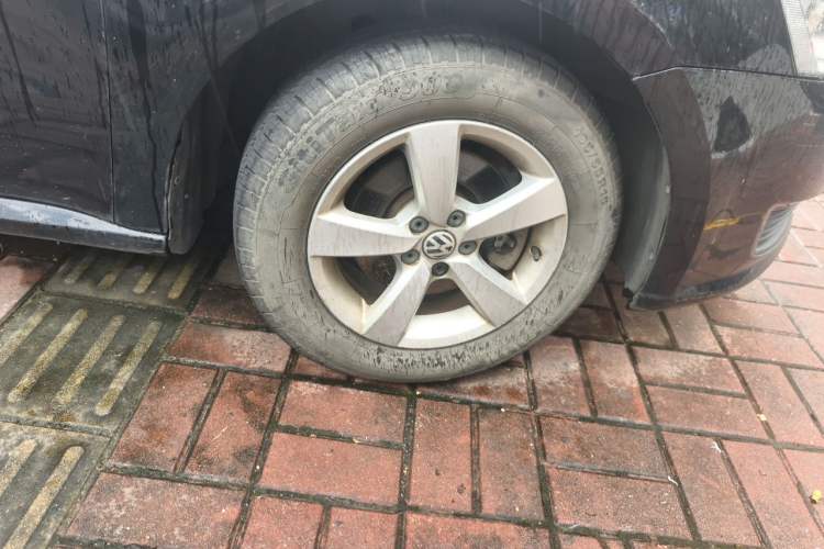 Used Volkswagen Lavida 2013 Revised Classic 1.6L Automatic Fashion Edition Right Front Wheel Hub