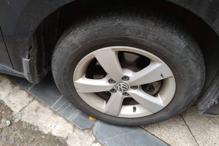 Used Volkswagen Lavida 2013 Revised Classic 1.6L Manual Fashion Edition Right Front Wheel Hub