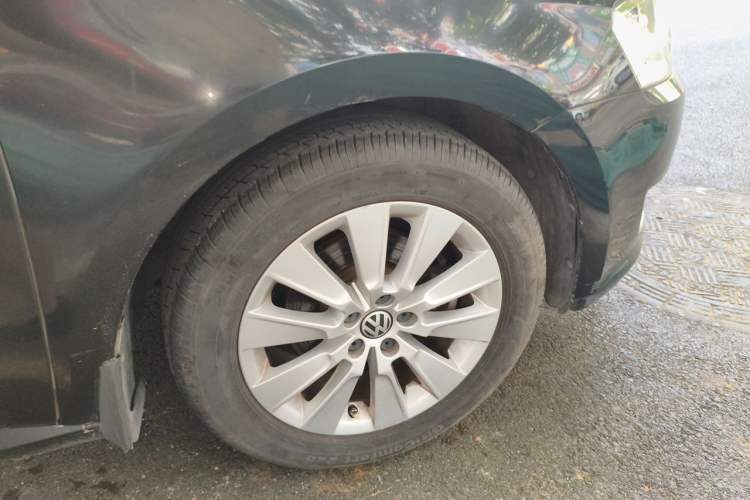 Used Volkswagen Lavida 2013 Restyled Classic 1.6L Manual Comfort Edition Right Front Wheel Hub