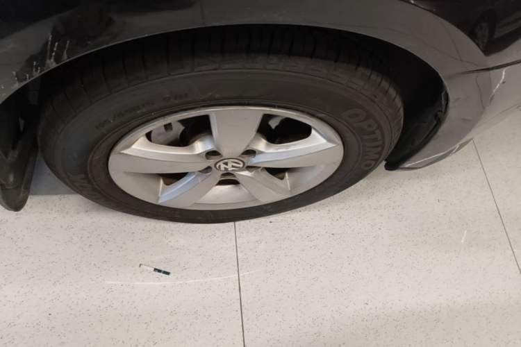 Used Volkswagen Lavida 2013 Revised Classic 1.6L Automatic Fashion Edition Right Front Wheel Hub