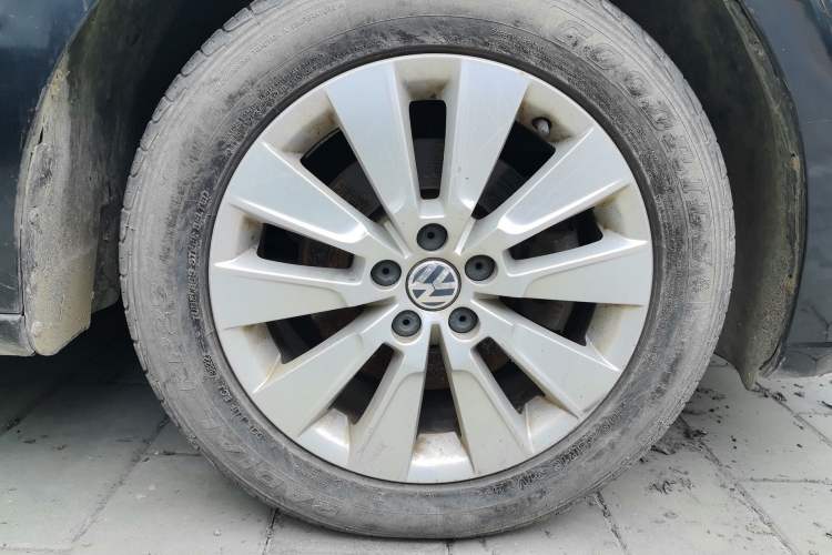 Used Volkswagen Lavida 2013 Restyled Classic 1.6L Manual Comfort Edition Right Front Wheel Hub