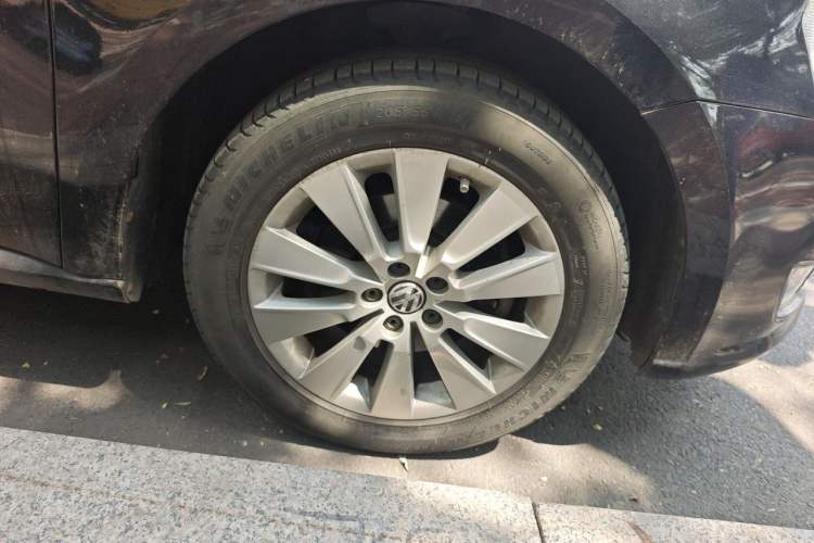 Used Volkswagen Lavida 2013 Restyled Classic 1.6L Automatic Comfort Edition Right Front Wheel Hub