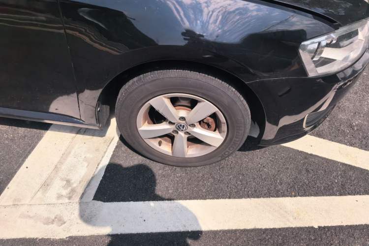 Used Volkswagen Lavida 2013 1.6L Automatic Fashion Edition Right Front Wheel Hub