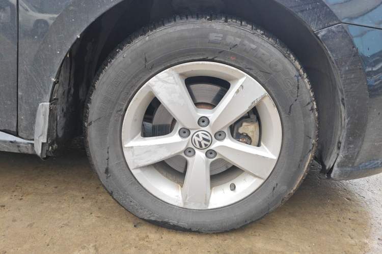 Used Volkswagen Lavida 2013 Revised Classic 1.6L Automatic Fashion Edition Right Front Wheel Hub