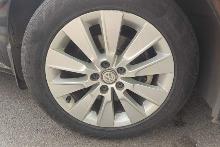 Used Volkswagen Lavida 2013 Restyled Classic 1.6L Automatic Comfort Edition Right Front Wheel Hub
