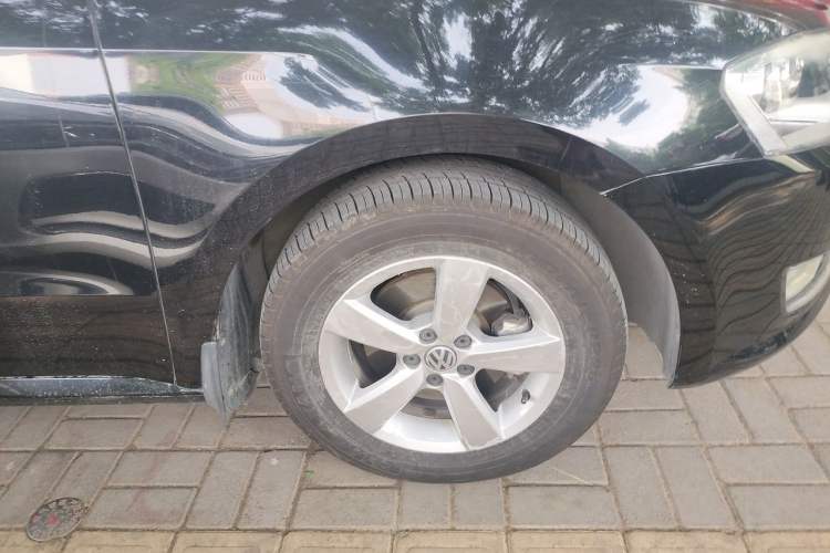 Used Volkswagen Lavida 2013 Revised Classic 1.6L Automatic Fashion Edition Right Front Wheel Hub