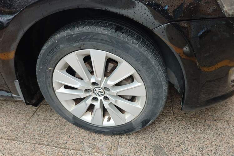 Used Volkswagen Lavida 2013 1.4TSI DSG Comfort Edition Right Front Wheel Hub