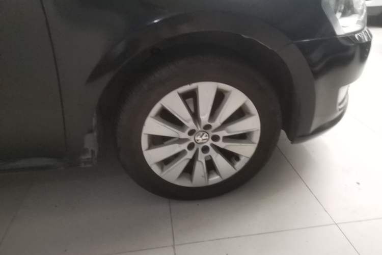 Used Volkswagen Lavida 2013 Revised Version 1.4 TSI DSG Comfort Edition Right Front Wheel Hub