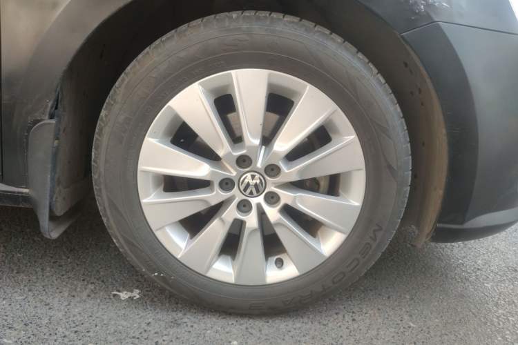 Used Volkswagen Lavida 2013 Restyled Classic 1.6L Automatic Comfort Edition Right Front Wheel Hub
