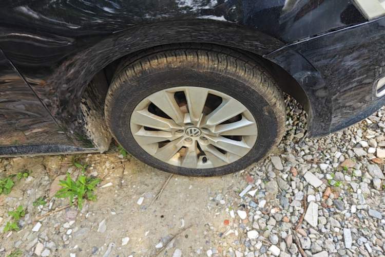 Used Volkswagen Lavida 2013 1.6L Automatic Fashion Edition Right Front Wheel Hub