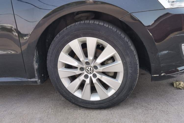 Used Volkswagen Lavida 2013 Restyled Classic 1.6L Manual Comfort Edition Right Front Wheel Hub