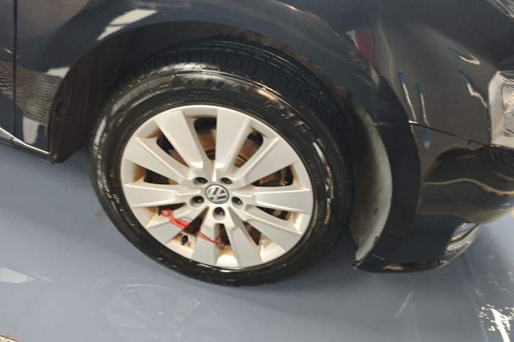 Used Volkswagen Lavida 2013 Restyled Classic 1.6L Manual Comfort Edition Right Front Wheel Hub