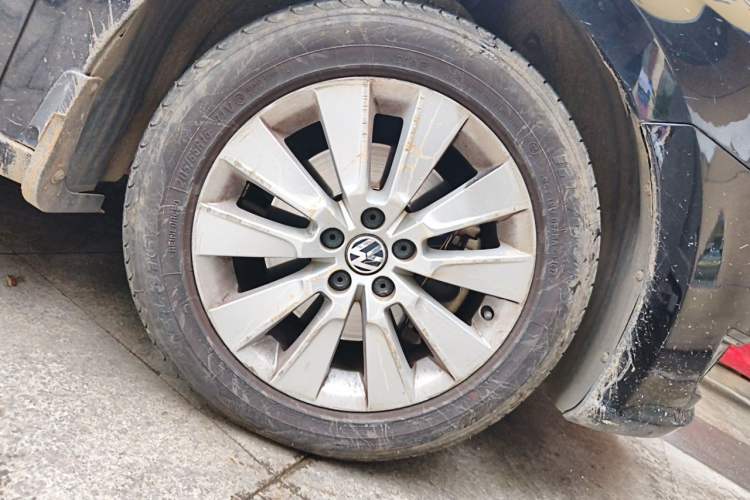 Used Volkswagen Lavida 2013 1.4TSI Manual Comfort Edition Right Front Wheel Hub