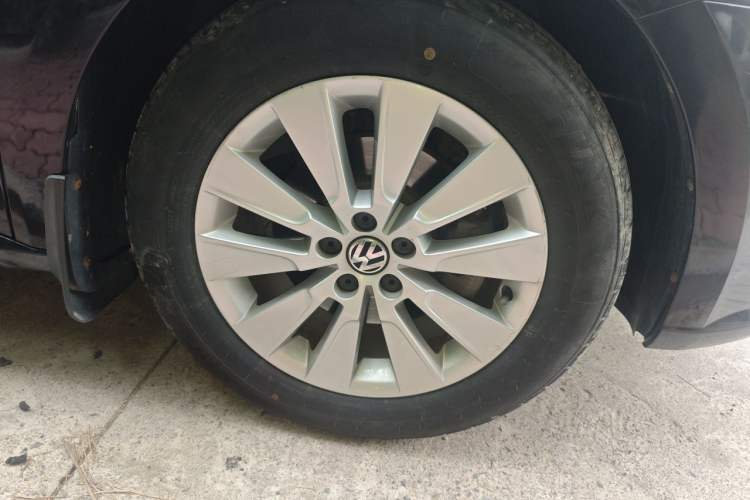 Used Volkswagen Lavida 2013 Restyled Classic 1.6L Automatic Comfort Edition Right Front Wheel Hub