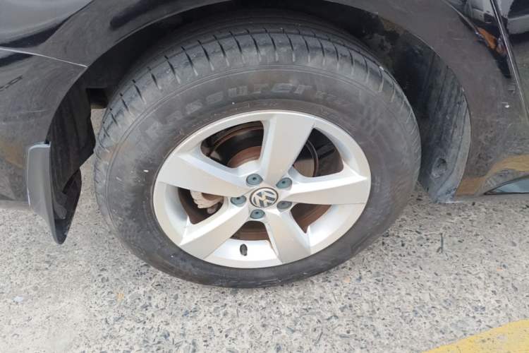 Used Volkswagen Lavida 2013 Revised Classic 1.6L Automatic Fashion Edition Right Rear Wheel Hub