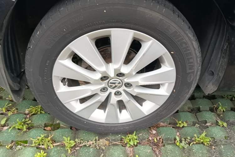 Used Volkswagen Lavida 2013 Restyled Classic 1.6L Automatic Comfort Edition Right Rear Wheel Hub