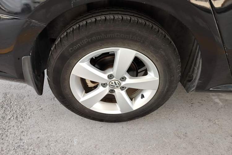 Used Volkswagen Lavida 2013 Revised Classic 1.6L Automatic Fashion Edition Right Rear Wheel Hub