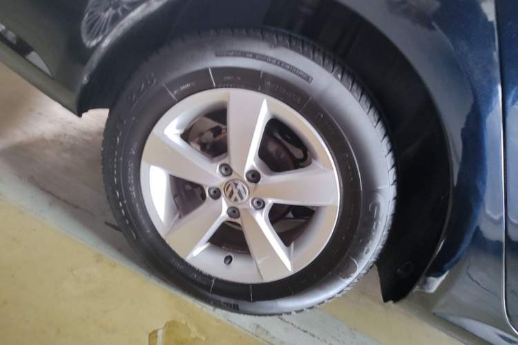 Used Volkswagen Lavida 2013 Revised Classic 1.6L Automatic Fashion Edition Right Rear Wheel Hub
