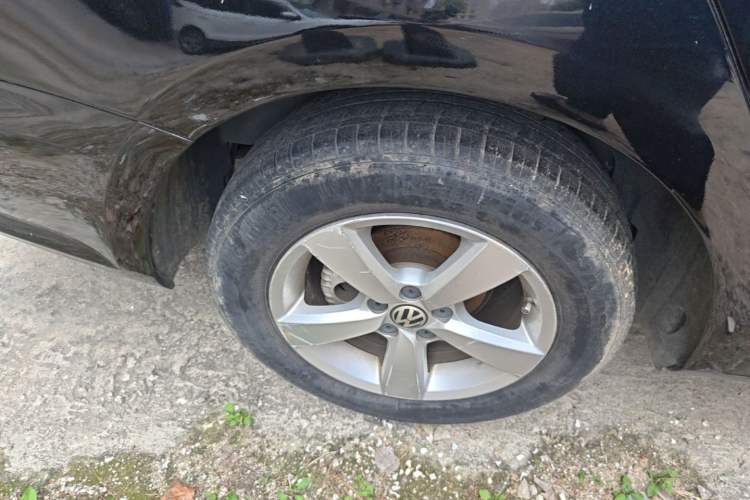 Used Volkswagen Lavida 2013 Revised Classic 1.6L Automatic Fashion Edition Right Rear Wheel Hub