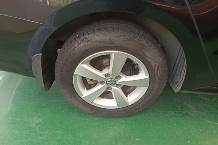 Used Volkswagen Lavida 2013 Revised Classic 1.6L Automatic Fashion Edition Right Rear Wheel Hub