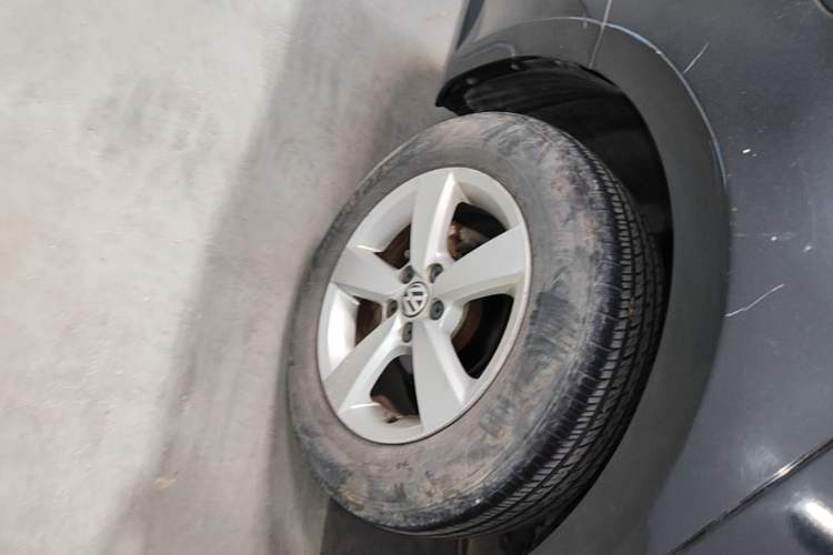 Used Volkswagen Lavida 2013 Revised Classic 1.6L Automatic Fashion Edition Right Rear Wheel Hub