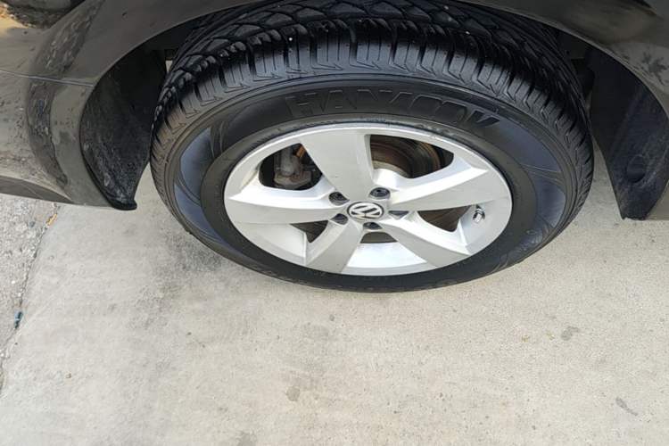 Used Volkswagen Lavida 2013 Revised Classic 1.6L Automatic Fashion Edition Right Rear Wheel Hub