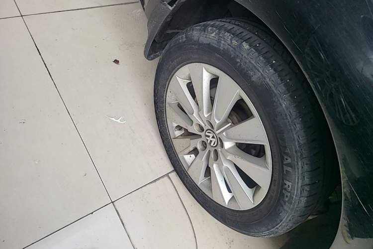 Used Volkswagen Lavida 2013 Revised Version 1.4 TSI Manual Comfort Edition Right Rear Wheel Hub