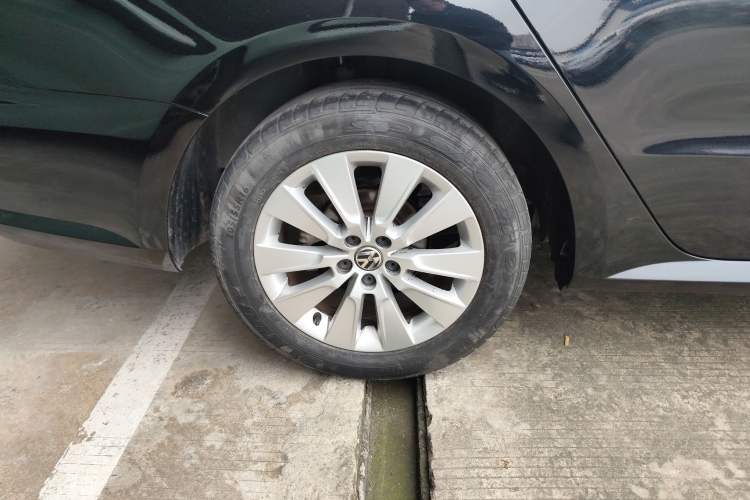 Used Volkswagen Lavida 2013 Restyled Classic 1.6L Automatic Comfort Edition Right Rear Wheel Hub