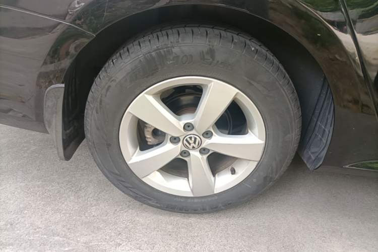 Used Volkswagen Lavida 2013 Revised Classic 1.6L Manual Fashion Edition Right Rear Wheel Hub