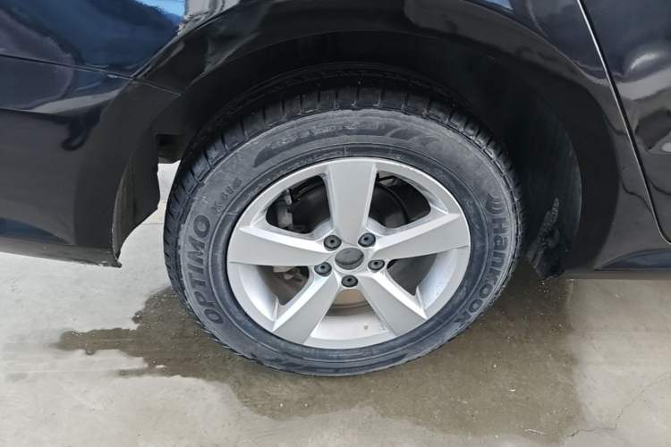 Used Volkswagen Lavida 2013 Revised Classic 1.6L Manual Fashion Edition Right Rear Wheel Hub