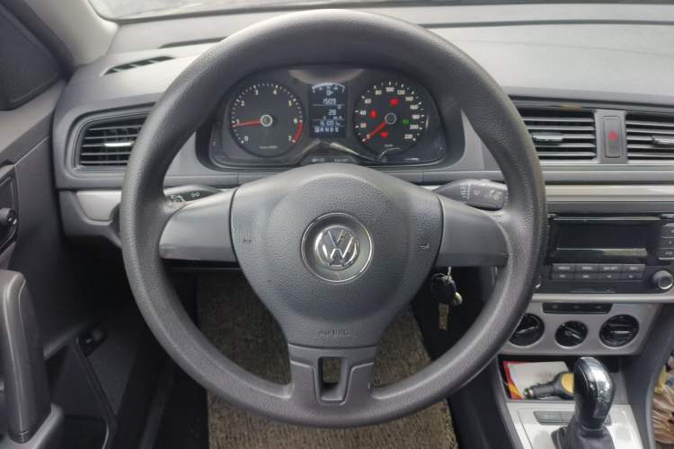 Used Volkswagen Lavida 2013 1.6L Automatic Fashion Edition Steering Wheel