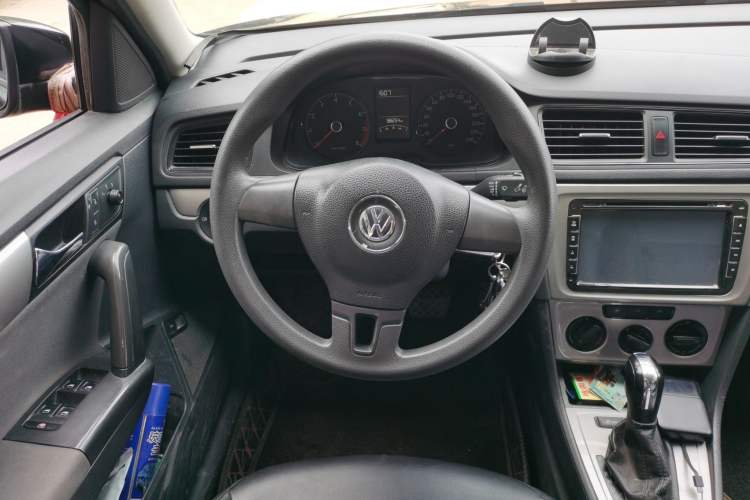 Used Volkswagen Lavida 2013 Revised Classic 1.6L Automatic Fashion Edition Steering Wheel