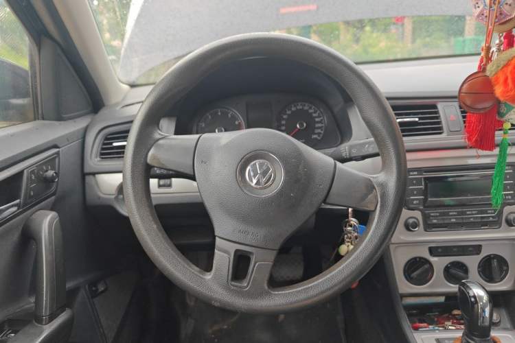 Used Volkswagen Lavida 2013 Revised Classic 1.6L Automatic Fashion Edition Steering Wheel
