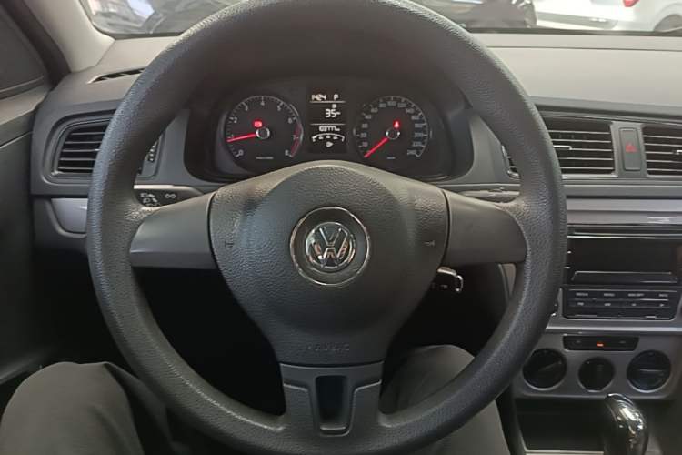 Used Volkswagen Lavida 2013 Revised Classic 1.6L Automatic Fashion Edition Steering Wheel