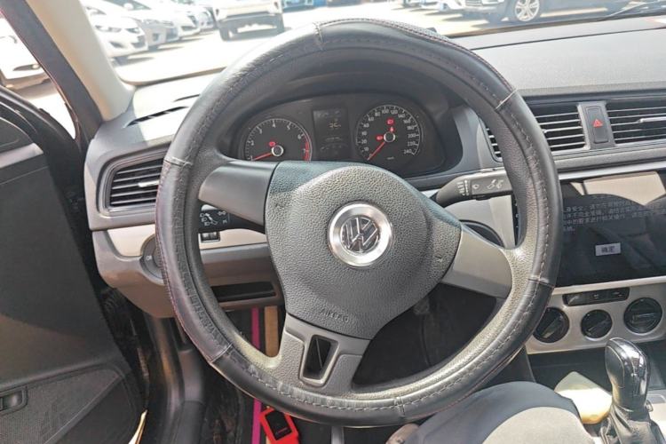 Used Volkswagen Lavida 2013 Revised Classic 1.6L Automatic Fashion Edition Steering Wheel