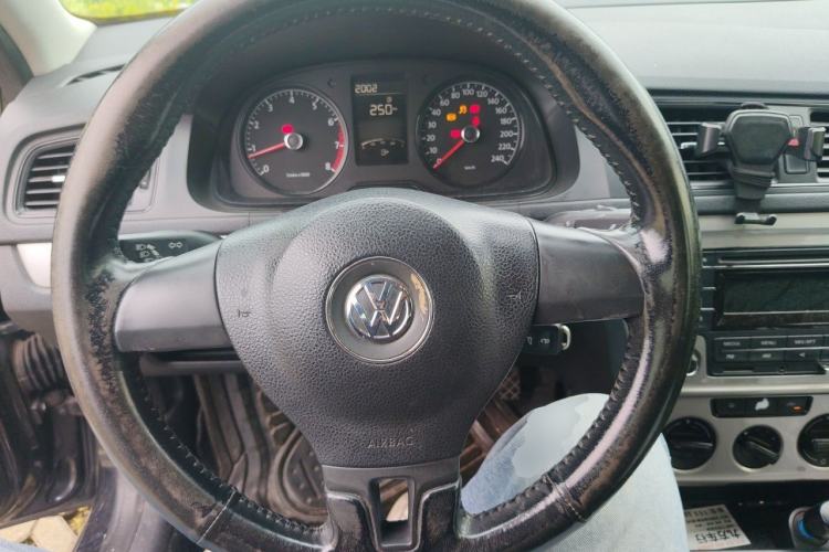 Used Volkswagen Lavida 2013 Revised Classic 1.6L Manual Fashion Edition Steering Wheel