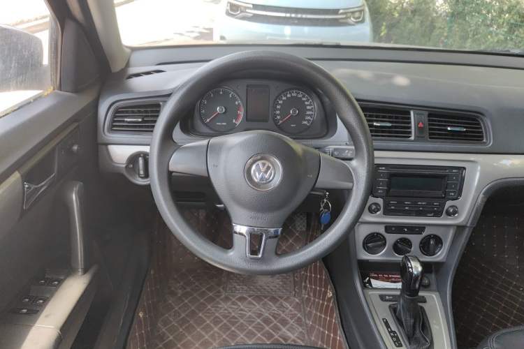 Used Volkswagen Lavida 2013 Revised Classic 1.6L Automatic Fashion Edition Steering Wheel